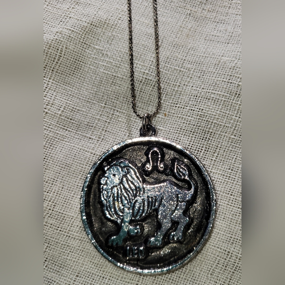Leo pendant necklace